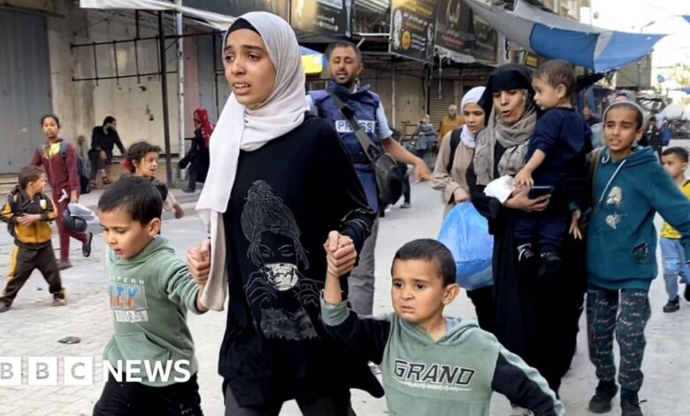 Palestinians flee Jabalia refugee camp, in northern Gaza Strip, and head towards western Gaza City (13 May 2024)