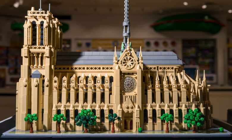 Notre-Dame rises again... in Lego