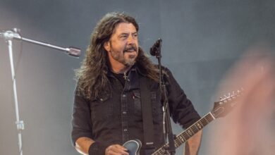 Foo Fighters frontman Dave Grohl gives birth to child “outside” of 21-year marriage