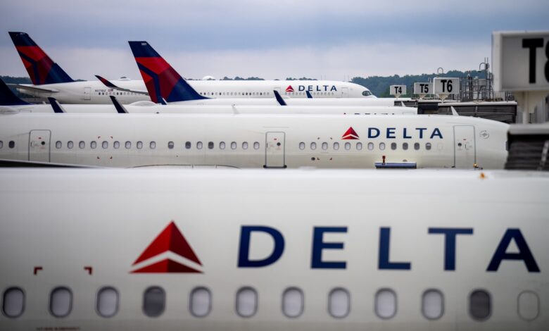 Video Delta Plane Colliding Smaller Plane Atlanta Airport Taxiway 