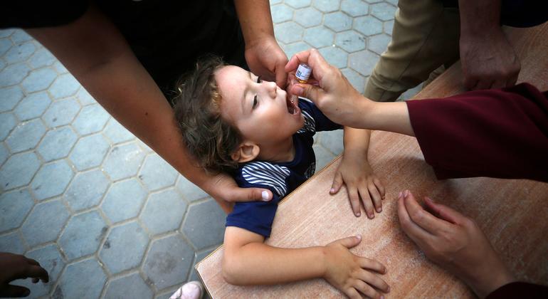 Gaza: Strike hits health center as polio vaccine campaign continues in devastated north