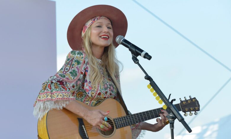 Jewel apologizes for the inauguration performance, citing mental health movement