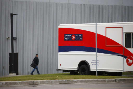 Canada offers $720 million to Canada Post to avoid insolvency at mail service