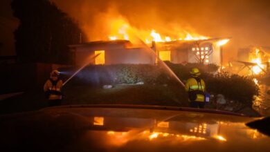 Apu Gomes_Getty Images_firefightersbattleCAwildfires-2